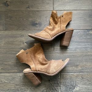 Women’s opened-toed Suede UGG heeled boot. Gently worn. WMNS size 9.